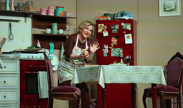 Ünlü sanatçı Yavrucuk, Efelerli tiyatroseverler ile buluştu