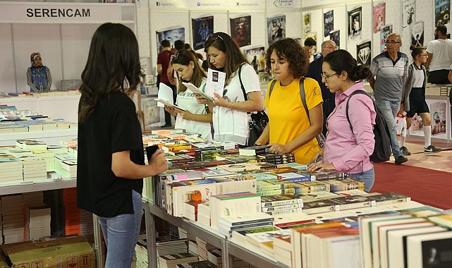 Ünlü yazarlar okurlarıyla buluşuyor