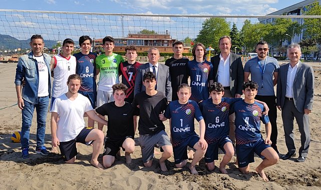 Ünye&#039;de manyetik kumda voleybol turnuvası