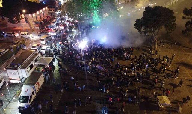 Ünye'de Trabzonspor taraftarları şampiyonluğu kutladı