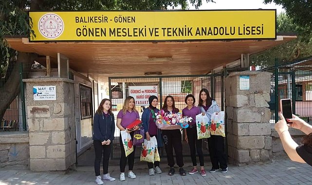 Ürettikleri oyuncakları kardeşlerine hediye ettiler