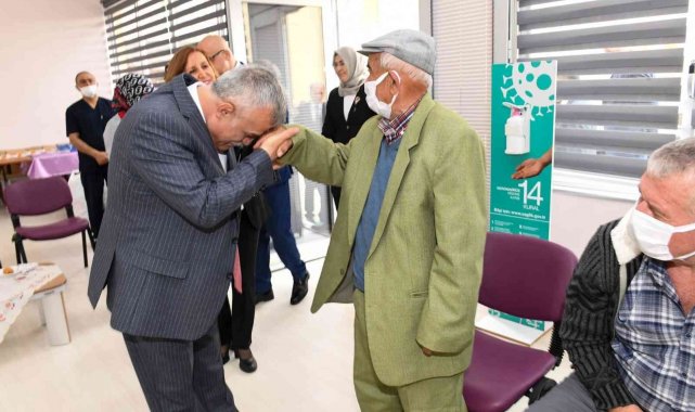 Uşak protokolünden huzurevine bayram ziyareti