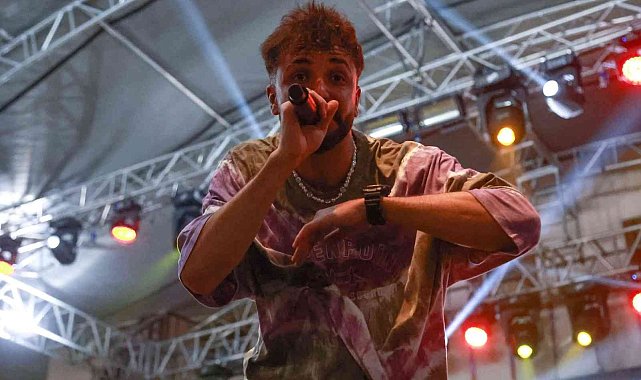 Uşak'ta binlerce kişi Sefo konserinde doyasıya eğlendi