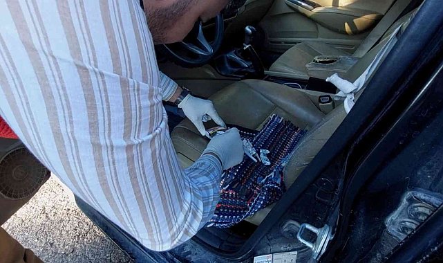 Uyuşturucu tacirlerine otomobilde baskın