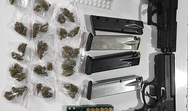 Uyuşturucu tacirlerine yönelik eş zamanlı operasyon: Polisin geldiğini gören torbacı uyuşturucu dolu poşeti camdan attı