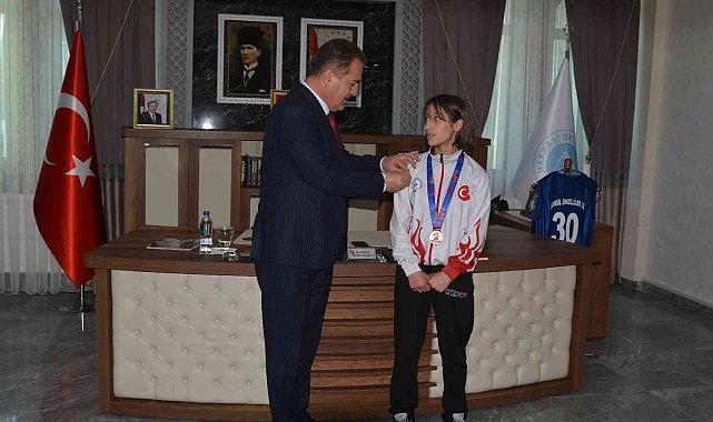 Vali Akbıyık, dünya üçüncüsü Abi'yi kabul etti