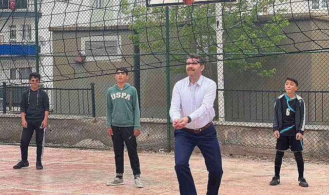 Vali Ayhan öğrencilerle voleybol oynadı