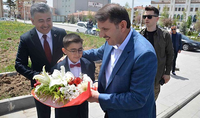 Vali Ayhan veda turlarında