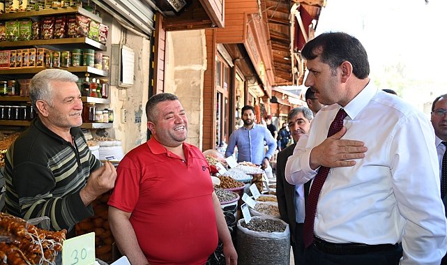 Vali Ayhan'dan çarşı ve şehitlik ziyareti