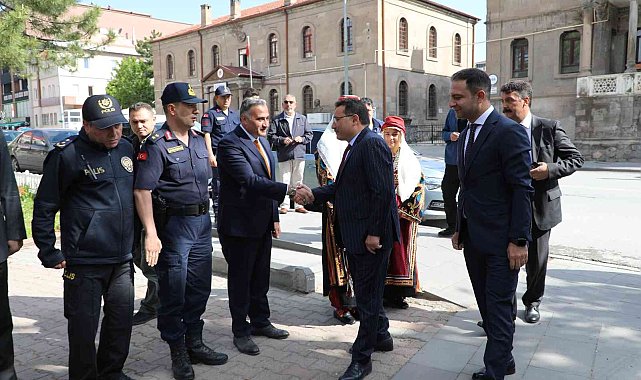 Vali Çiçek, Develi'de ilçe protokolü ve muhtarlarla bir araya geldi