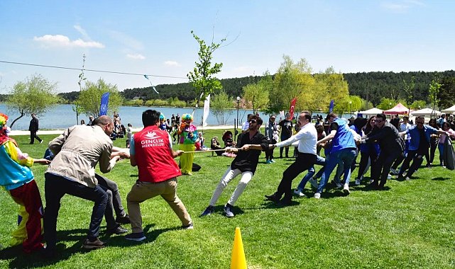 Vali Kızılkaya, gençlerle oyun oynadı, halat çekme yarışına katıldı