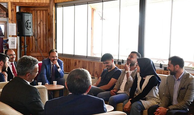 Vali Kızılkaya üniversiteli gençlerle Genç Ofis'te bir araya geldi