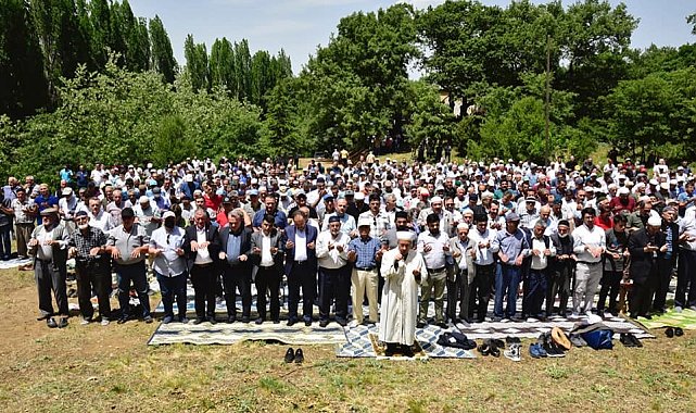 Vali Kızılkaya vatandaşlarla birlikte ellerini semaya açtı