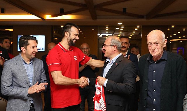 Vali Toraman ve Rektör Göktaş milli takım ile bir araya geldi