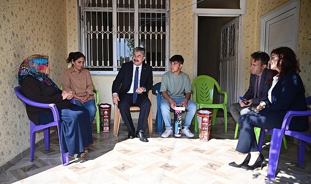 Vali Yılmaz, konuk olduğu ailelerin sorun ve taleplerini dinliyor