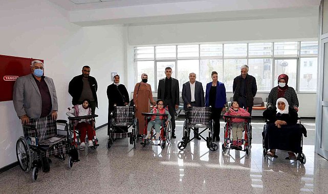 Van Büyükşehir Belediyesinden 7 kişiye tekerlekli sandalye