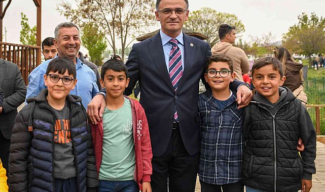 Van Valisi Dr. Ozan Balcı, uçan balıkların göçünü izledi