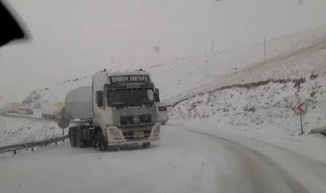 Van'da Güzeldere Geçidi'nde onlarca araç mahsur kaldı