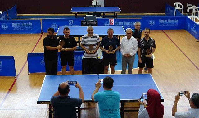 Veteranlar masa tenisinde kıyasıya yarıştı