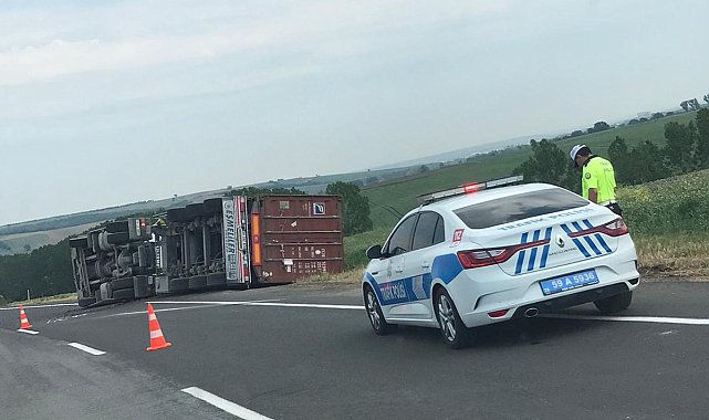 Virajı alamayan tır devrildi