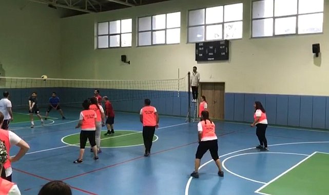 Voleybol turnuvasında ter döktüler