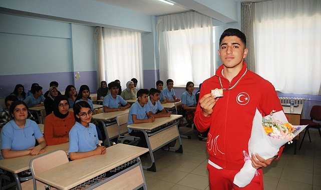 Wushu'da Avrupa şampiyonu olan Cizreli milli sporcu Baran Çelik, okulunda coşku ile karşılandı