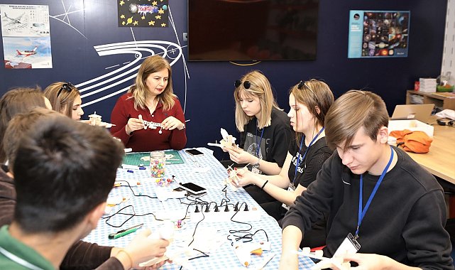 Yabancı lise öğrencileri bilim atölyelerine hayran kaldılar