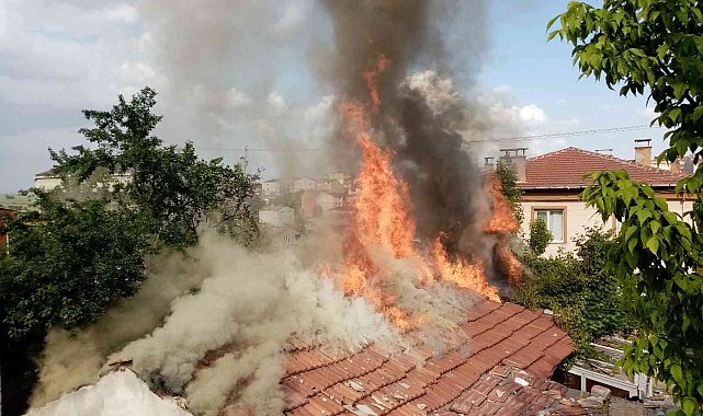 Yabancı uyruklu ailenin evi alev topuna döndü