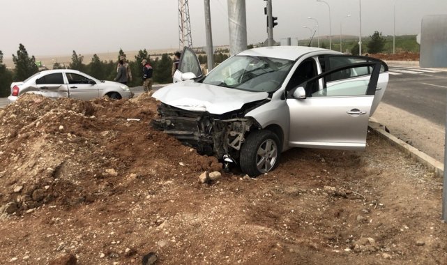 Yağmurda kayganlaşan yol kazayı beraberinde getirdi: 3 yaralı