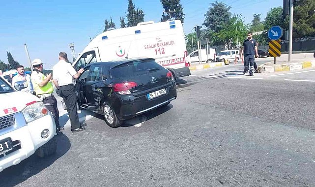 Yalova&#039;da hasta taşıyan ambulans ile otomobil çarpıştı