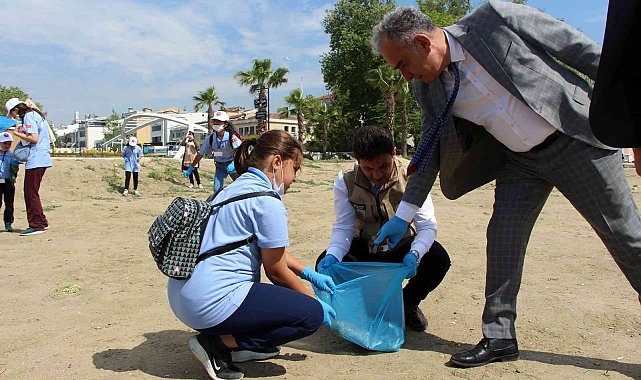 Yalova'da Lider Çocuk Tarım Kampı öğrencilerinden sahil temizliği