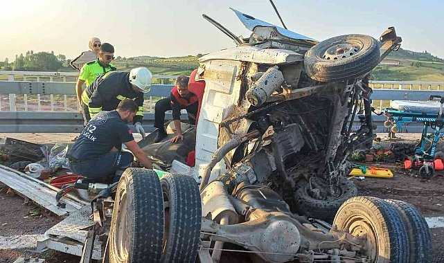 Yalova'da tırla çarpışan kamyonetin sürücüsü araçta sıkıştı