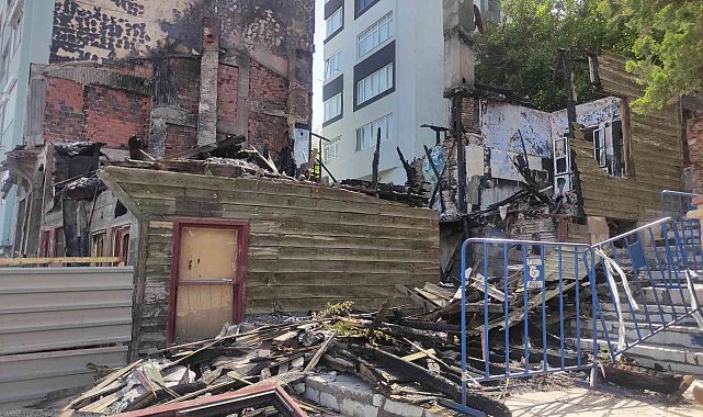 Yanan tarihi binanın enkazı kaldırıldı