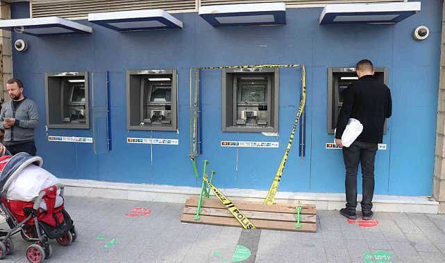 Yanında taşıdığı bankla ATM&#039;yi parçaladı
