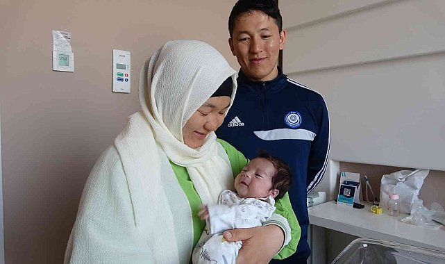 Yarım kalpli doğan bebeğini 2 ay sonra ilk kez kucağına aldı