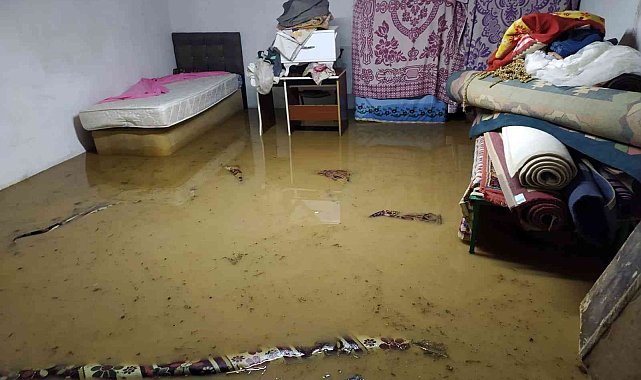 Yarım saat süren yağmur cadde ve sokakları göle çevirdi