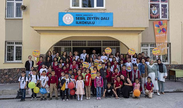 Yazar Müminoğlu, Çamlıyayla'da 100Bin Gülücük etkinliğinde çocuklarla buluştu