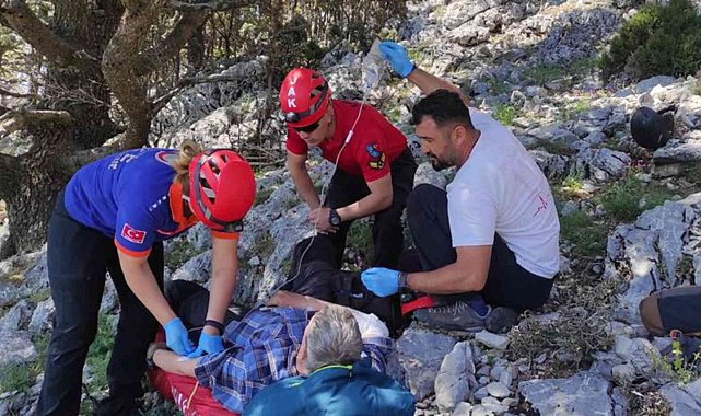 Yedek paraşütü açılan İngiliz turist kayalıklara düştü