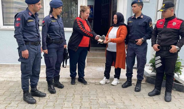 Yerde bulduğu 16 bin lira ve 900 doları sahibine teslim etti