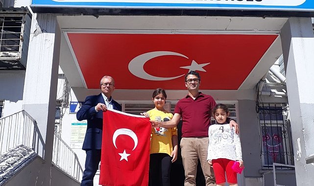 Yere düşen bayrağı yıkayıp yeniden okula teslim etti