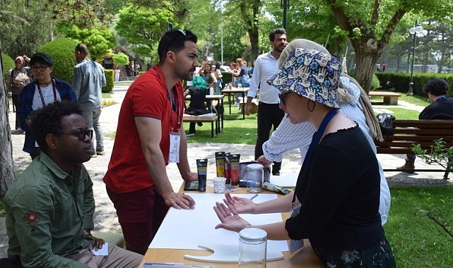 Yerli ve yabancı öğrenciler bir araya gelip resim yaptı