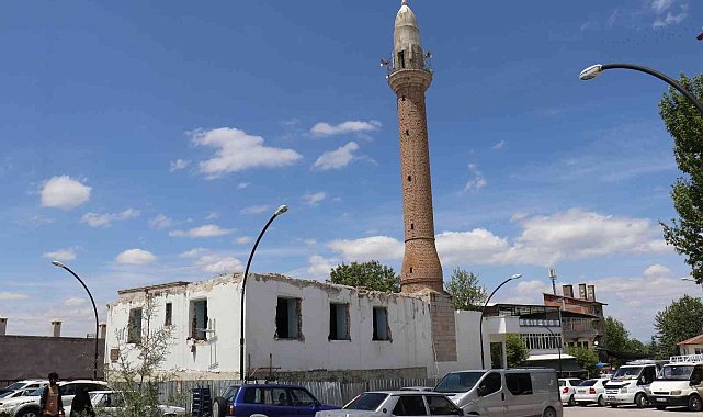 Yıkımı durdurulan caminin akıbeti merak konusu oldu