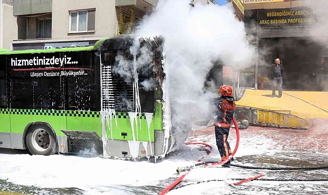 Yolcusunu alarak harekete geçen otobüs işte böyle alev almış