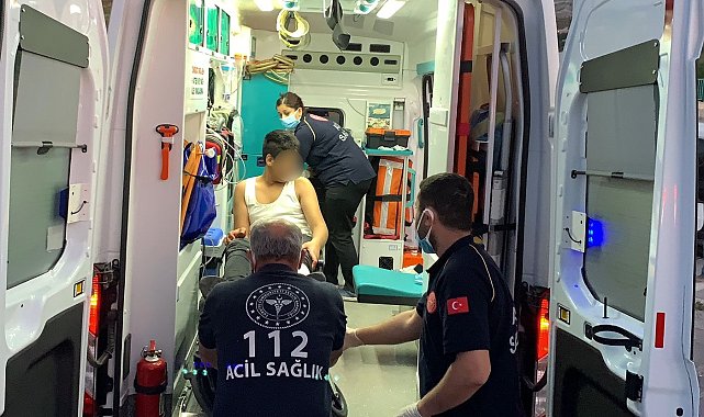 Yolda yürüyen genç bacağından bıçaklandı