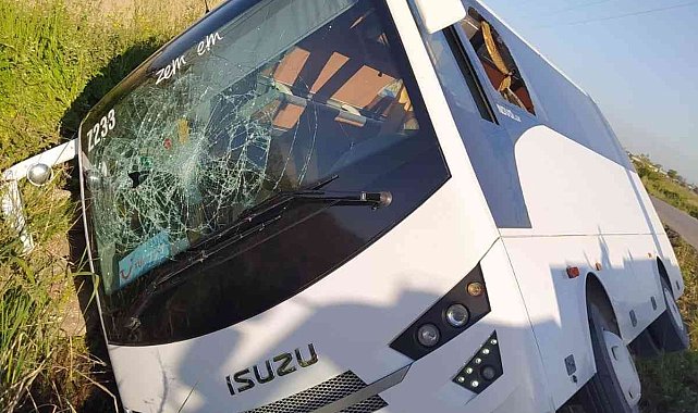 Yoldan çıkan midibüs yan yattı: 4 yaralı