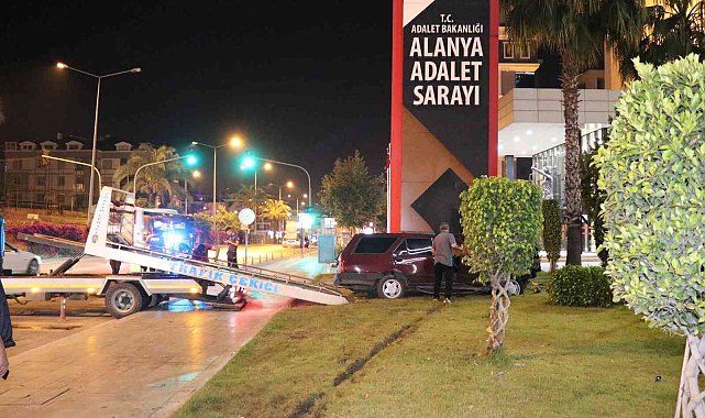 Yoldan çıkan otomobil adliye tabelasına çarparak durabildi