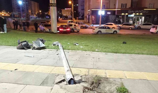 Yoldan çıkıp park halindeki araca çarptı, kazaya neden olan diğer araç olay yerinden kaçtı