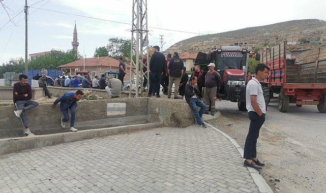 Yolları yapılmayan mahalleli yol kapattı