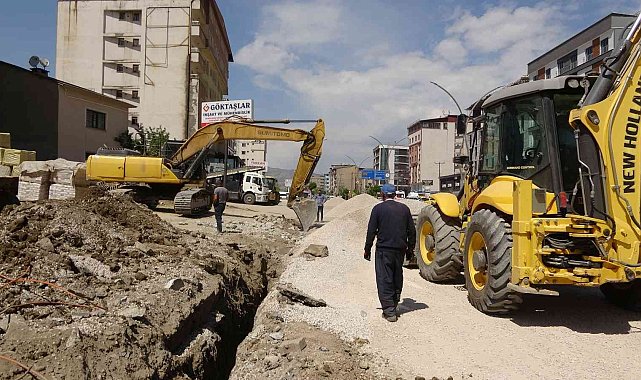 Yüksekova'da kaldırım yapım çalışması