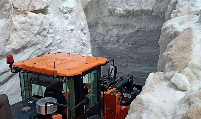 Yüksekova'da Mayıs ayına rağmen 5 metrelik kar tünellerinde çalışma